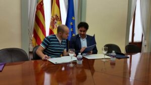 Juan Galvañ, presidente de Foqueres Especial d'Alacant, cierra el acuerdo con la Agencia Valenciana de Turismo