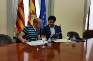 El presidente de Fogueres Especial d'Alacant firmando el acuerdo con la Agencia Valenciana de Turismo