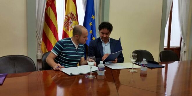 El presidente de Fogueres Especial d'Alacant firmando el acuerdo con la Agencia Valenciana de Turismo