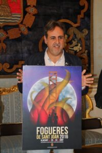 Manolo Jiménez muestra el cartel elegido por el jurado 