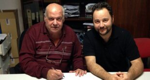 Instante de la firma de contrato entre Ángel Cervetto, presidente, y Paco Giner