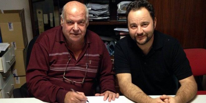 Instante de la firma de contrato entre Ángel Cervetto, presidente, y Paco Giner