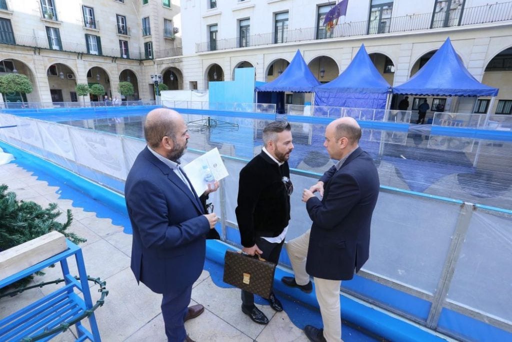 El alcalde de Alicante Gabriel Echávarri en pista de hielo Foto; Ayuntamiento de Alicante/Ernesto Caparrós